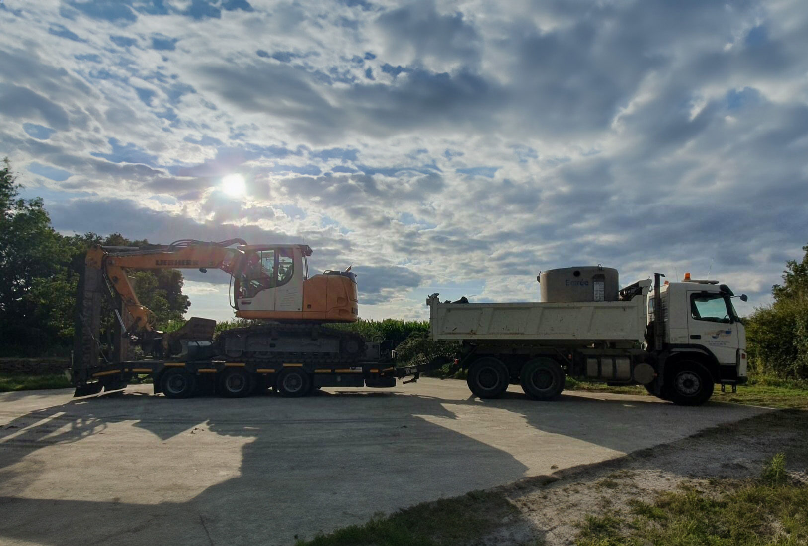 Camion et tractopelle pour assainissement