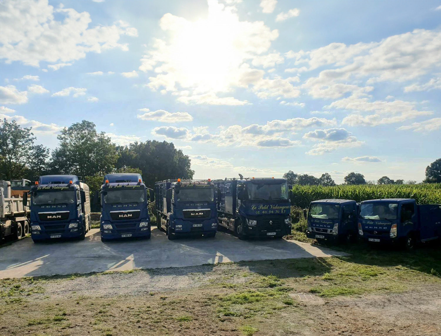 Flotte de camions Le Petit Vidangeur en extérieur